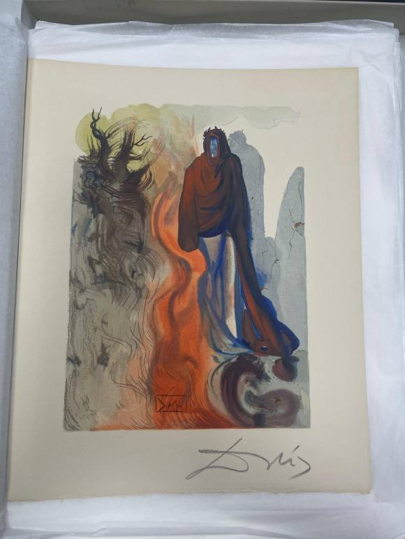Salvador Dalí - Infierno 26 - Figura encapuchada entre llamas y árbol seco